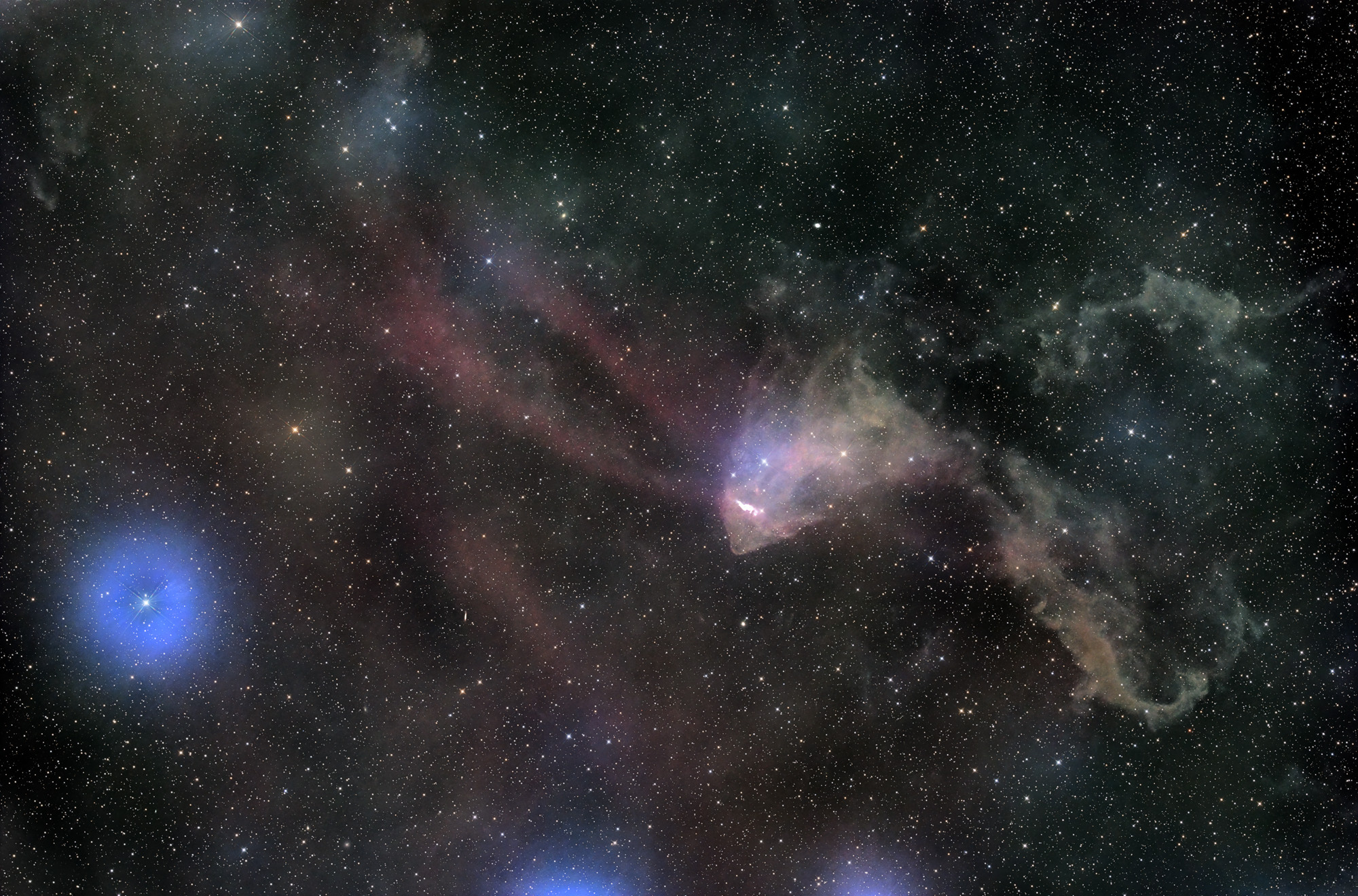 Die großen Staub und Emissionsnebel im Sternbild Eidechse (Lacerta) sind unter dem Namen Sharpless 126 (Sh2-126) katalogisiert. Der Dunkelnebel im rechten Teil des Bildes hat die Form einer Eidechse.